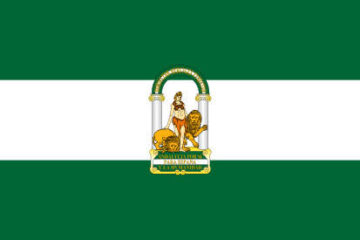 Bandera de Andalucía con tres franjas horizontales, verde, blanca y verde, y el escudo de Hércules entre dos leones en el centro