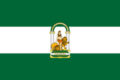 Bandera de Andalucía con tres franjas horizontales, verde, blanca y verde, y el escudo de Hércules entre dos leones en el centro